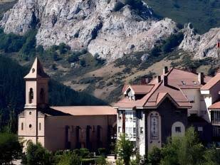 Pueblo de Riaño desde la ladera