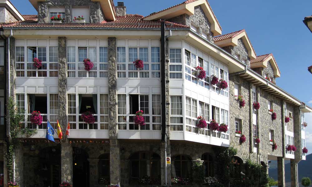 Fachada del Hotel Presa con flores en los balcones