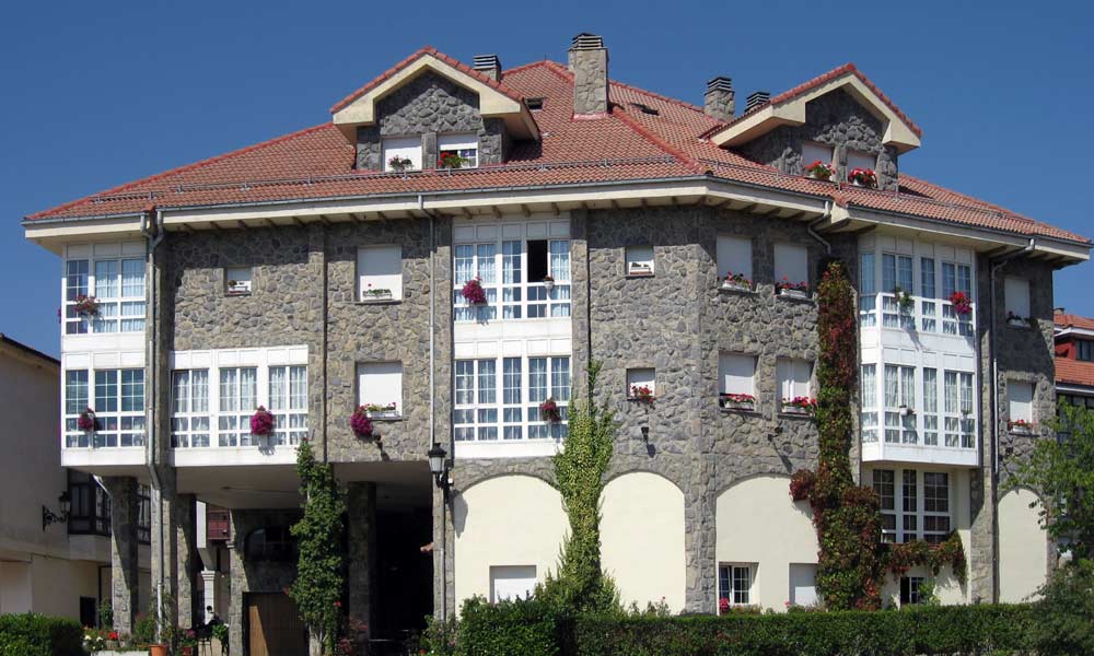 Fachada de piedra del Hotel Presa